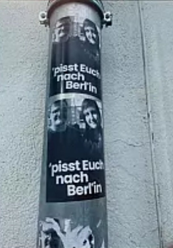 i colleghi si defilano, le istituzioni locali non fanno quadrato intorno ai professori e i nazisti si scatenano.
Vengono affissi ai pali dei lampioni le foto degli insegnanti con la scritta "Vattene a Berlino", sui social gruppi di neonazisti propongono di "dar loro la caccia"👇