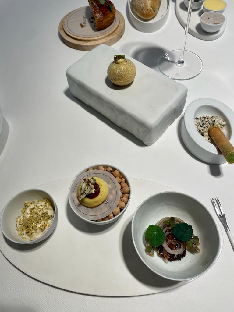 MICHELINgidsBNL's tweet photo. Bij #SelGris weten ze wat royaal betekent.
#Duinbergen #MICHELINStar https://t.co/FxE4Q9QA8K