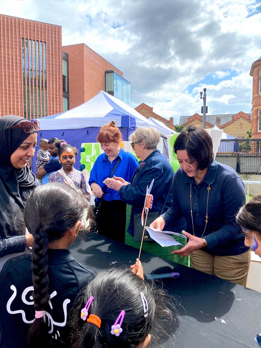 🎈🎉🎈@rokhsanafiaz, Mayor of Newham and @CllrSarahRuiz joined in the fun 😄😀 at the Family Hubs Network Launch Week earlier today at #EastHam library. More follows...