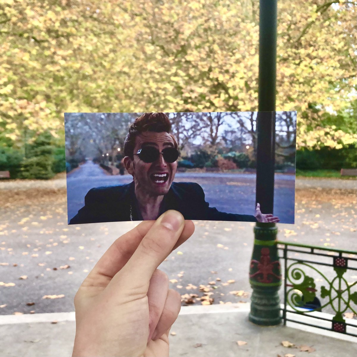 thomasduke98's tweet photo. Aziraphale &amp; Crowley exploring the Earthly streets of London 😇😈 #GoodOmens https://t.co/f1UQEuRo38