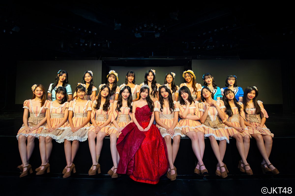 officialJKT48's tweet photo. Pada tanggal 29 Juli 2023 telah dilaksanakan upacara kelulusan @C_JesslynJKT48 di pertunjukan Cara Meminum Ramune.

Terima kasih atas seluruh kebersamaan selama lebih dari 5 tahun ini. Good luck for your journey ahead! #OurLastJokes https://t.co/wf8AJK7vmp