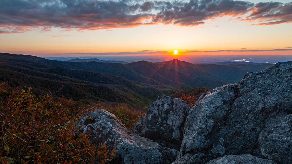 serialphotog's tweet photo. Anyway, how about a mountain #sunset to get my posts going here? This one is from the mountains of #NorthCarolina. https://t.co/SFADnj0xjR