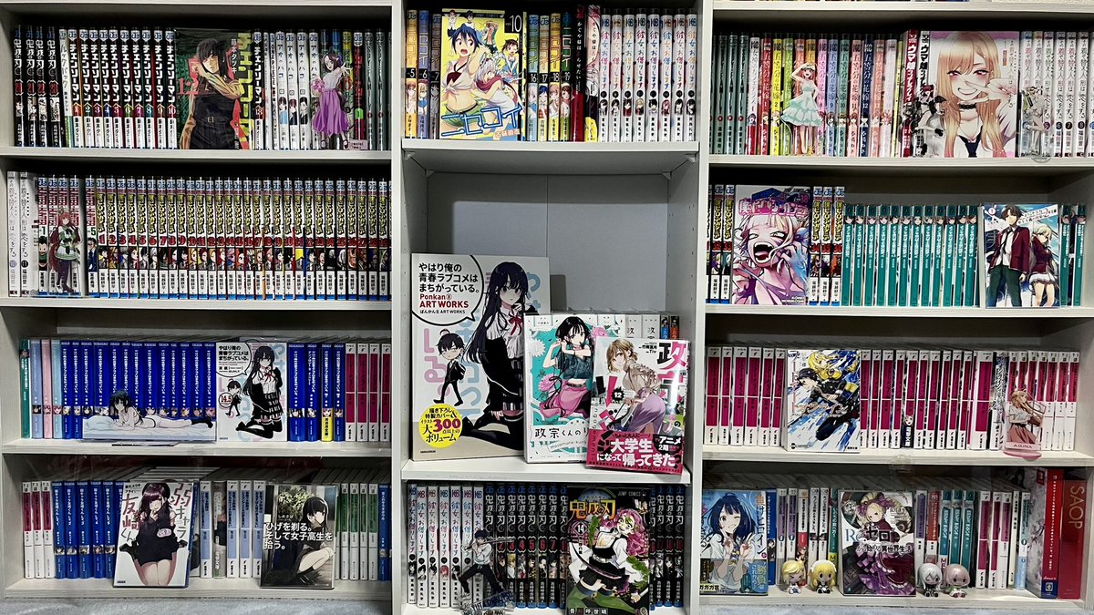 Alice52714's tweet photo. 久しぶりに本棚の現状報告！

こうやって本棚の整理をすると読んだ時の思い出が蘇ってきてめっちゃ好きなんですよね。
やっぱり本は電子より紙派だなぁ。手元に残った方が嬉しい。

#ラノベ好きと繋がりたい
#本棚紹介
#本棚晒す https://t.co/n2gdBKMpbv