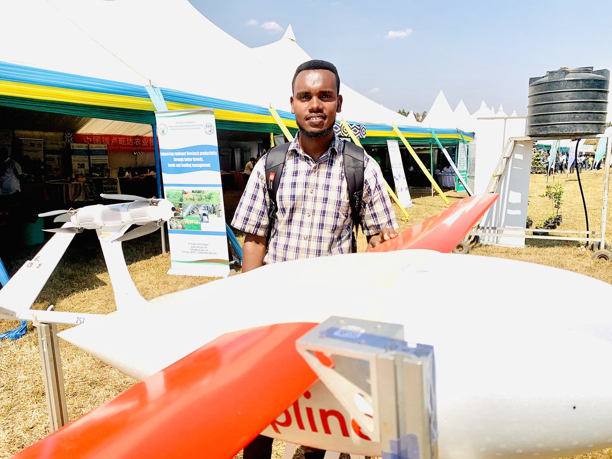 MugishaElie_'s tweet photo. The use of drones in agriculture.

@ZiplineRwanda is a company that uses drones in various farming activities. Among services it provides, it transports pigs’ semens for artificial insemination in all districts. 
#RwandaAgriShow2023 https://t.co/hGuZUM7YYz