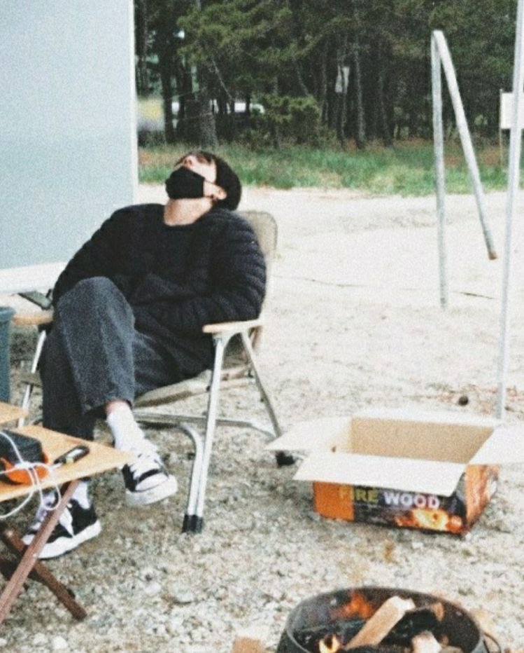 การตั้งแคมป์สองวันหนึ่งคืน เป็นช่วงเวลาที่ทั้งสนุกและเหนื่อย ถึงอย่างนั้นชายหนุ่มก็รู้สึกดีที่ได้ใช้เวลาพักออกไปนอกสถานที่ “ทริปนี้มีแต่กินกับนอนแหะ”
⠀⠀⠀⠀⠀⠀⠀
ชายหนุ่มพึมพำระหว่างเลื่อนดูรูปภายในกล้อง รอยยิ้มคลี่อย่างเบิกบาน
“หลังจากนี้ต้องกลับไปทำงานแล้วสินะ เห้อ”