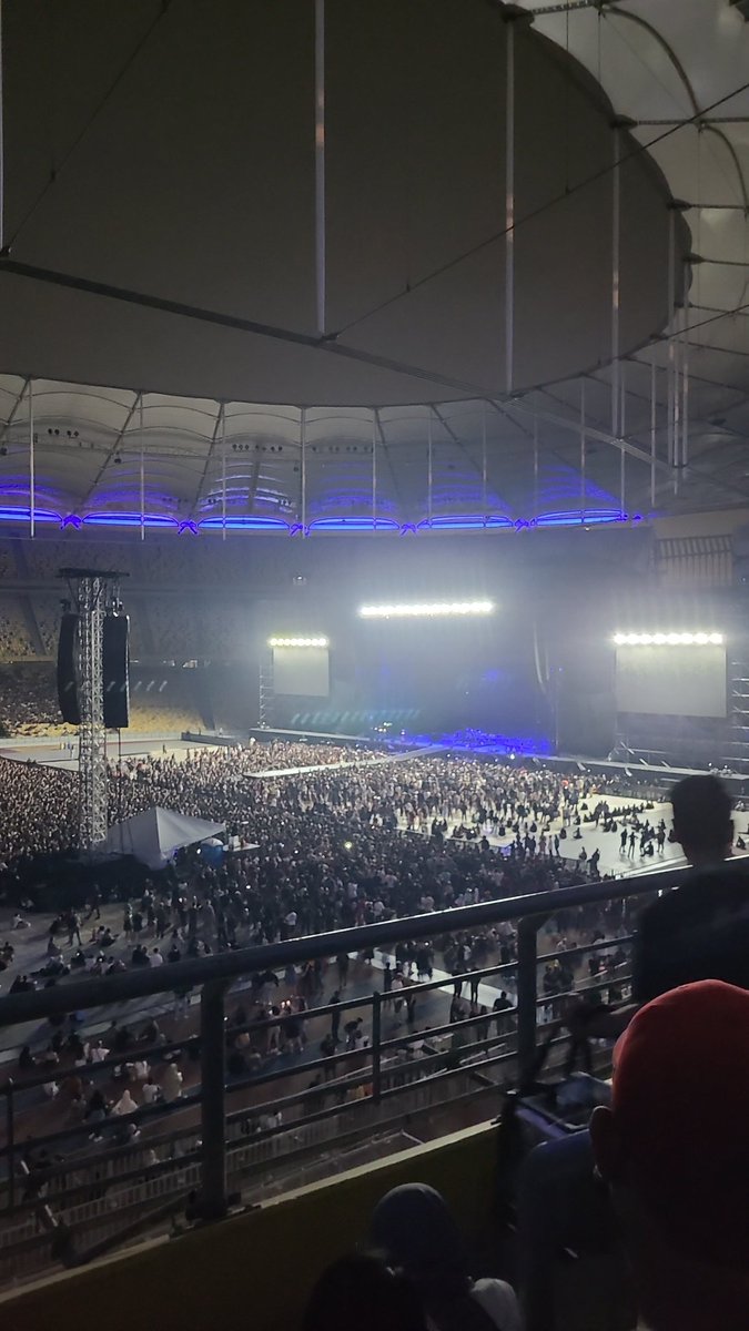 lohkarwing's tweet photo. @museband and @hellouniversemy . 

Now your giant screens blacked out...Come on!!!! 

#WillOfThePeople #willofthepeoplemalaysia #muse #muselive #MuseLiveInKL #musewillofthepeopletour https://t.co/5F1VVsDOKF