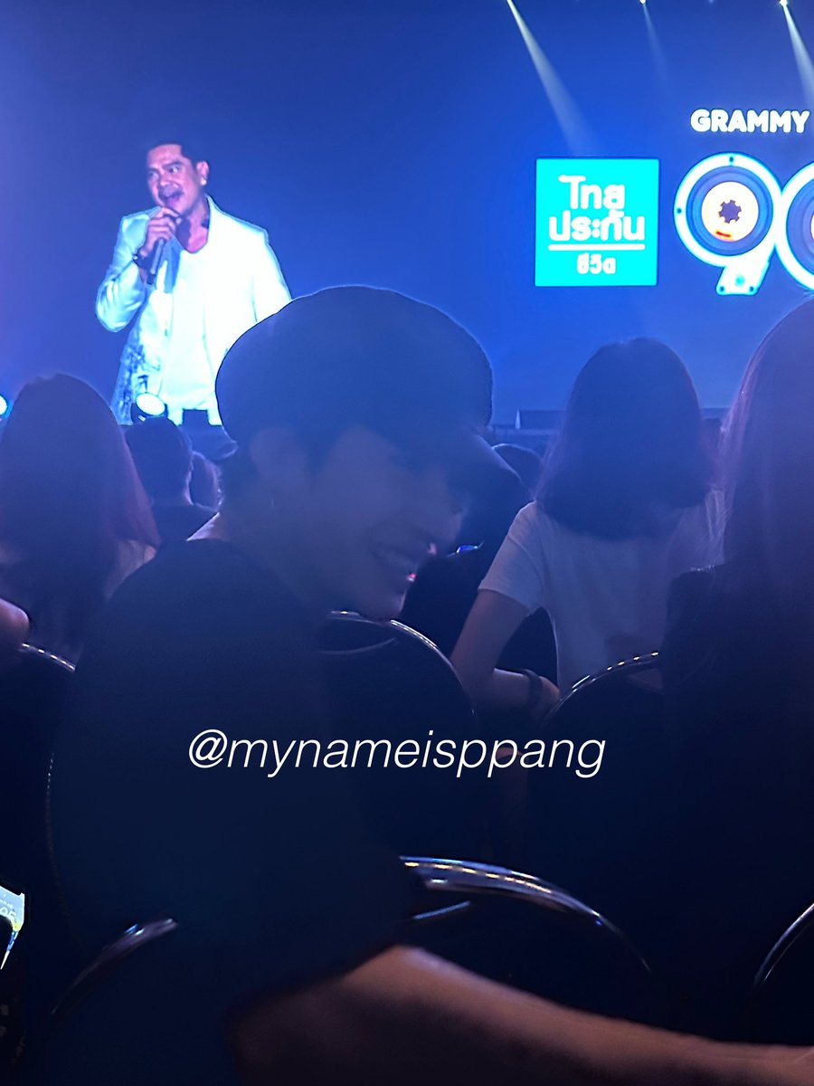 Ayee_Mon's tweet photo. แงงง แต้มบุญของฉันในวันนี้ ค���อพี่เป๊กนั่งข้างหน้าชั้นอ่ะแกกกกก แบบน่ารักมากกก จอยกับคอนสุดๆ เต้นแทบทุกเพลงแบบฮือออ ชั้นไม่เคยเจอเขาเลยแต่พอเห็นครั้งนี้แบบตกหลุมรักอ่ะแกก แบบเขาน่ารักมาก บอกว่าถ่ายรูปได้นะ แล้วตอนชั้นขอบคุณเขา เขาก้ขอบคุณชั้นด้วยแบบฮืออ คนที่นั่งข้างๆบอกว่าจะซื้อบัตรไปดูเป๊กอ๊อฟไอซ์ พี่เป๊กคือขอบคุณใหญ่ แล้วแบบขอจับมือออ เขาน่ารักมากแกกกกกก 🥺😭💖💖💖💖💖