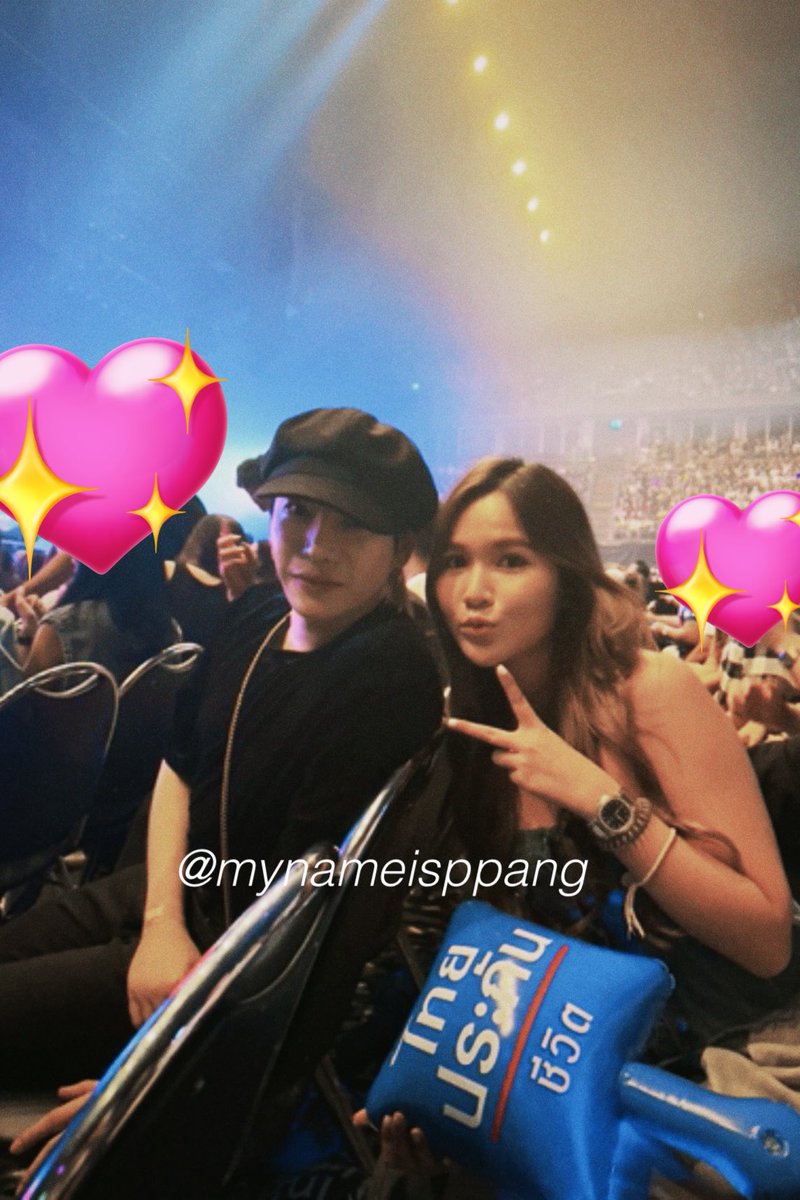Ayee_Mon's tweet photo. แงงง แต้มบุญของฉันในวันนี้ ค���อพี่เป๊กนั่งข้างหน้าชั้นอ่ะแกกกกก แบบน่ารักมากกก จอยกับคอนสุดๆ เต้นแทบทุกเพลงแบบฮือออ ชั้นไม่เคยเจอเขาเลยแต่พอเห็นครั้งนี้แบบตกหลุมรักอ่ะแกก แบบเขาน่ารักมาก บอกว่าถ่ายรูปได้นะ แล้วตอนชั้นขอบคุณเขา เขาก้ขอบคุณชั้นด้วยแบบฮืออ คนที่นั่งข้างๆบอกว่าจะซื้อบัตรไปดูเป๊กอ๊อฟไอซ์ พี่เป๊กคือขอบคุณใหญ่ แล้วแบบขอจับมือออ เขาน่ารักมากแกกกกกก 🥺😭💖💖💖💖💖