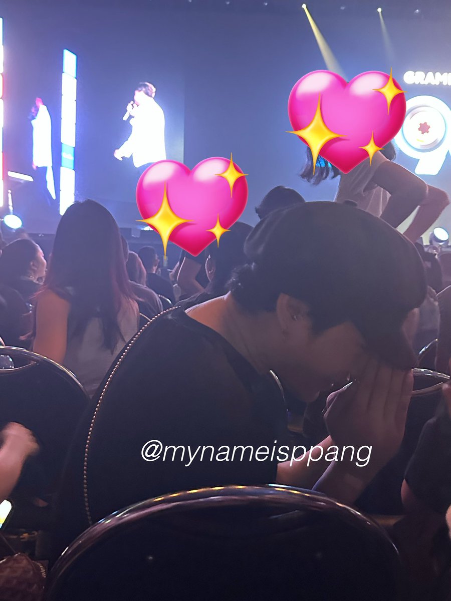 Ayee_Mon's tweet photo. แงงง แต้มบุญของฉันในวันนี้ ค���อพี่เป๊กนั่งข้างหน้าชั้นอ่ะแกกกกก แบบน่ารักมากกก จอยกับคอนสุดๆ เต้นแทบทุกเพลงแบบฮือออ ชั้นไม่เคยเจอเขาเลยแต่พอเห็นครั้งนี้แบบตกหลุมรักอ่ะแกก แบบเขาน่ารักมาก บอกว่าถ่ายรูปได้นะ แล้วตอนชั้นขอบคุณเขา เขาก้ขอบคุณชั้นด้วยแบบฮืออ คนที่นั่งข้างๆบอกว่าจะซื้อบัตรไปดูเป๊กอ๊อฟไอซ์ พี่เป๊กคือขอบคุณใหญ่ แล้วแบบขอจับมือออ เขาน่ารักมากแกกกกกก 🥺😭💖💖💖💖💖