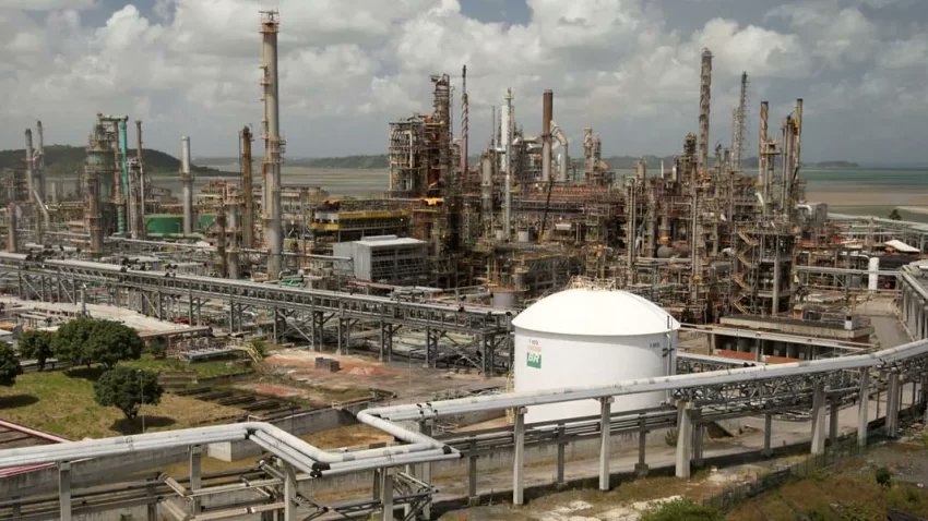 BrianMteleSUR's tweet photo. Inefficiency of the private sector: Under Brazil's "Chicago boy" Economy Minister Paulo Guedes, the Bolsonaro government privatized 3 petroleum refineries.  A new study shows that gasoline produced in these refineries is  23% more expensive than gasoline produced by Petrobras. https://t.co/xX93wqjiKy