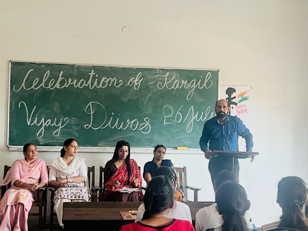 skmidha252's tweet photo. Kargil Vijay Diwas celebrated by NSS unit,Red Ribbon Club and department of History,DRV DAV Centenary College Phillaur https://t.co/HCJeN6uKjn