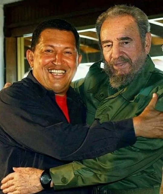 Dos grandes con mismas ideas. #Revolución 
#FidelPorSiempre 
#ChavezPorSiempre 
💯🇨🇺❤️🇨🇺💪💪