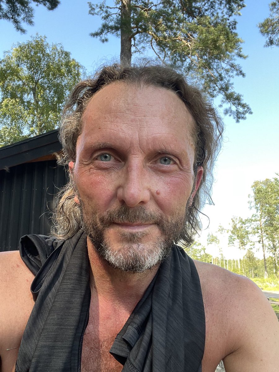 Sjukt hur olika löppassen känns. Är med mina mått mätt i bra form, har ökat mängden kontinuerligt under semestern, men idag fick jag fan kämpa för att ens komma runt milspåret. Kanske dags att dra ner på mängden lagom till att jobbet drar igång.