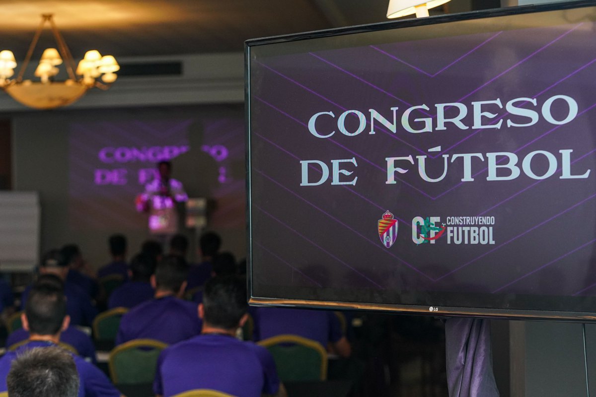 realvalladolid's tweet photo. 𝗟𝗮 𝗶𝗹𝘂𝘀𝗶𝗼́𝗻 𝗽𝗼𝗿 𝗮𝗽𝗿𝗲𝗻𝗱𝗲𝗿 𝗱𝗲 𝗹𝗼𝘀 𝗺𝗲𝗷𝗼𝗿𝗲𝘀.
Así ha sido la primera jornada del Congreso de Fútbol Real Valladolid y Construyendo Fútbol.
👉 https://t.co/3ND6WgVuy8 https://t.co/zzSHpafDCC