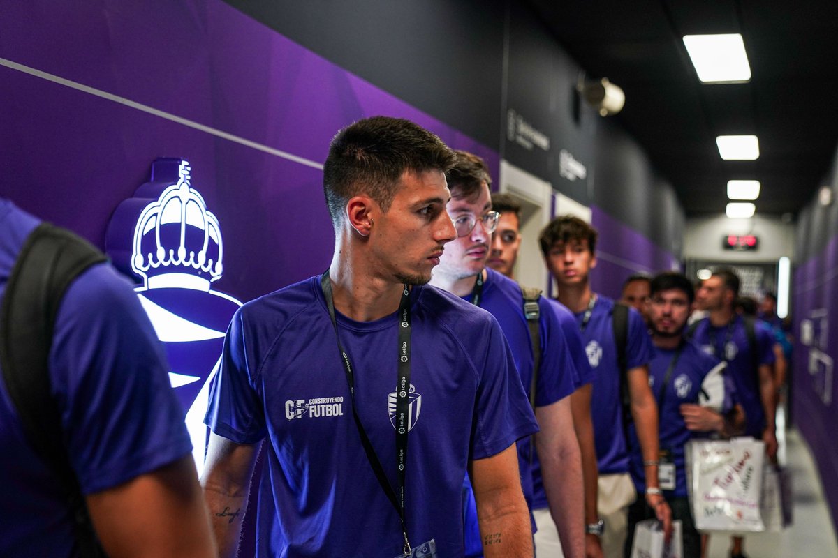 𝗟𝗮 𝗶𝗹𝘂𝘀𝗶𝗼́𝗻 𝗽𝗼𝗿 𝗮𝗽𝗿𝗲𝗻𝗱𝗲𝗿 𝗱𝗲 𝗹𝗼𝘀 𝗺𝗲𝗷𝗼𝗿𝗲𝘀.
Así ha sido la primera jornada del Congreso de Fútbol Real Valladolid y Construyendo Fútbol.
👉 realvalladolid.es/noticias/ilusi…