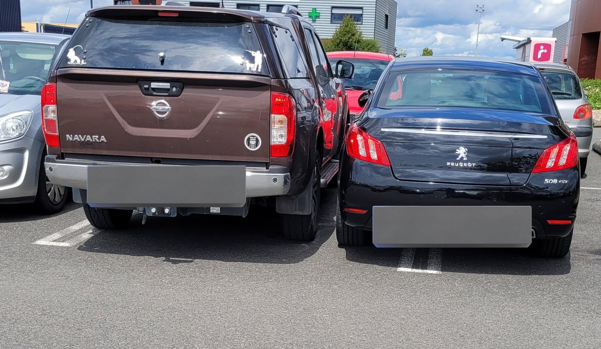 HuntDog3's tweet image. Cours de gymnastique offert à toute personne considérant que sa voiture nécessite 2 places pour se stationner. 

#Civisme