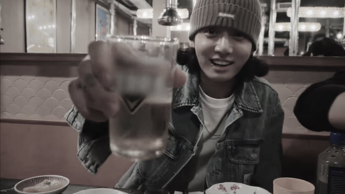 LKFiles97's tweet photo. 🍻💭

#JUNGKOOK #정국 #LISA #리사 https://t.co/sbjCYbaIAI