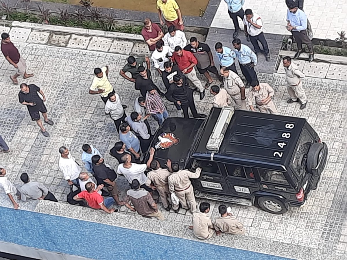 ग्रेनो - फ्यूजन होम्स सोसायटी में लाइट न होने से निवासी परेशान। करीब चार घन्टे  से नही है करीब 300 फ्लैट से लाइट। निवासियों का आरोप कि आए दिन बेसिक सुविधा की आज रही बंद। बाउंसर को बुलाकर धमकाने का आरोप। 
<a href="/NBTDilli/">NBT Dilli</a>