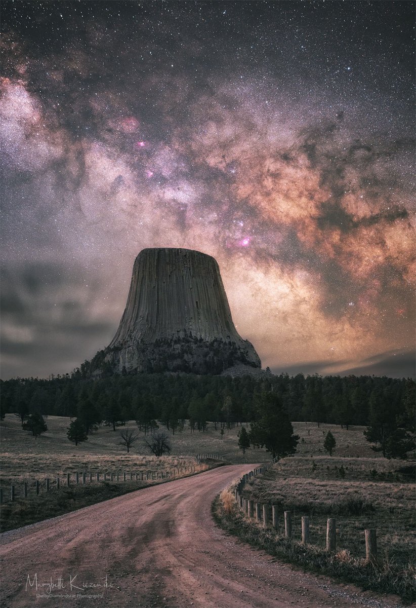 EricLagadec's tweet photo. Dans le Wyoming, aux USA, la Devil Towers est un monolithe qui dépasse le sol environnant de près de 400m. La voici avec, en arrière plan, la Voie Lactée !
Superbe rencontre du 3ème type!

©MaryBeth Kiczenski https://t.co/i6Pjz6ZFFF