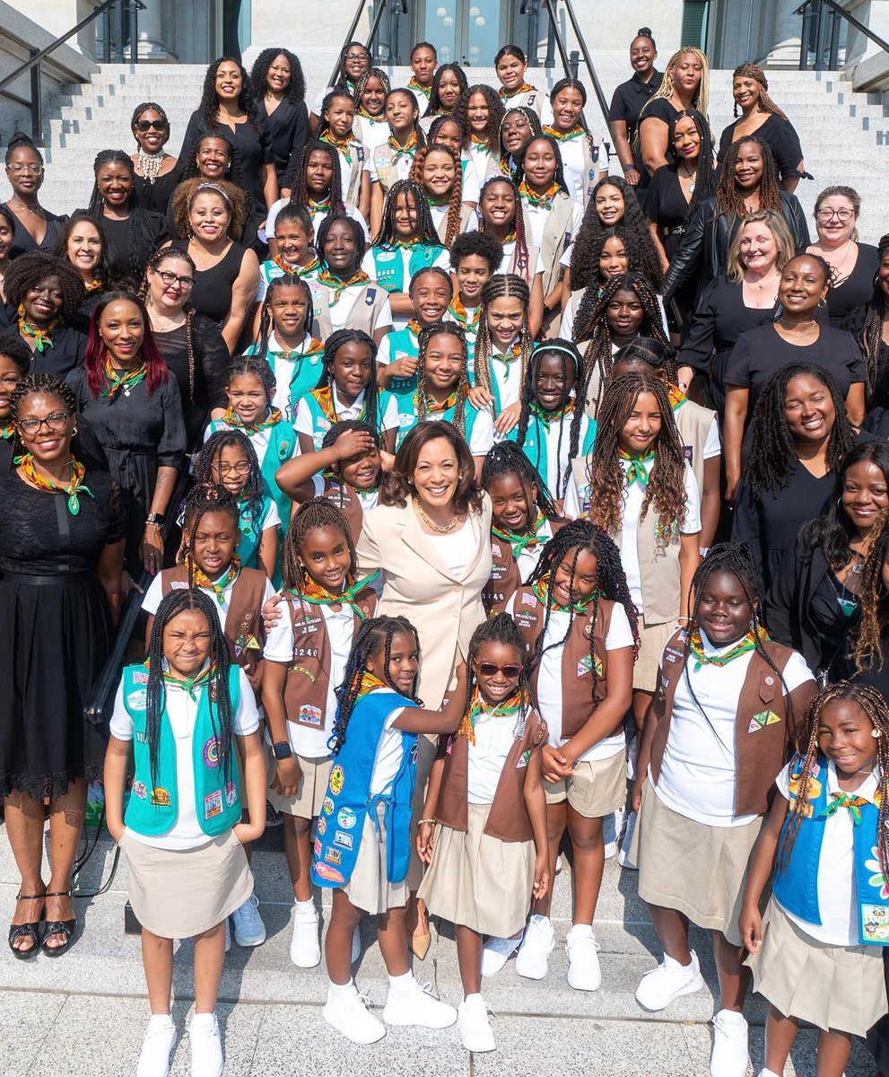 Victorshi2020's tweet image. I hope this photo makes you smile as hard as it’s making me smile. This is the light &amp;amp; joy that we need more of here.