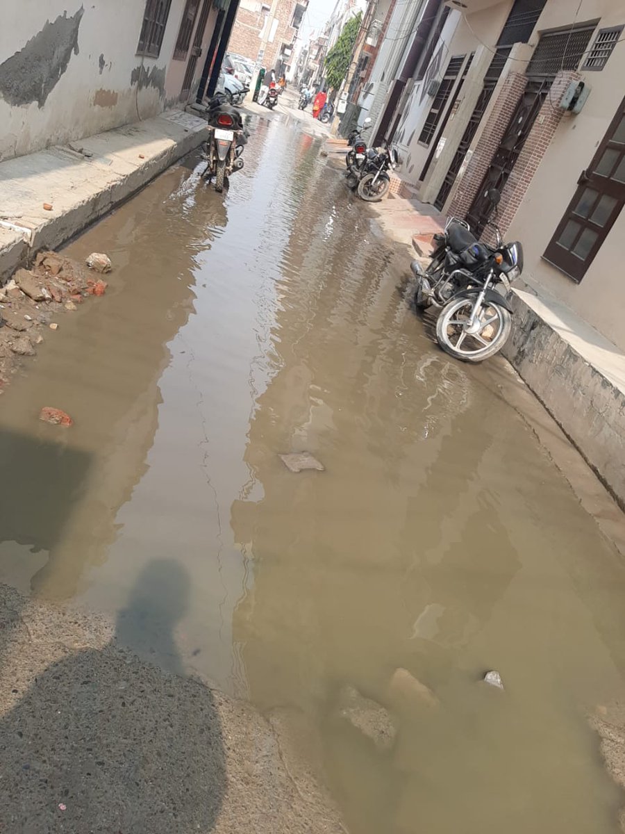 gagansahani0768's tweet photo. सिरसा शहर की अग्रसैन कॉलोनी में पिछले दो साल में हुए करोड़ों के विकास कार्यो के बावजूद कॉलोनी वासी जी रहे नारकिये जीवन | सीवर युक्त पीने का पानी पीने को मज़बूर लोग। पंध्रह मिनट की बरसात में ही मैनहोल हो रहे ओवरफ्लो। @cmohry @mlkhattar @dcsirsa @phedhry https://t.co/79mjibdAbR