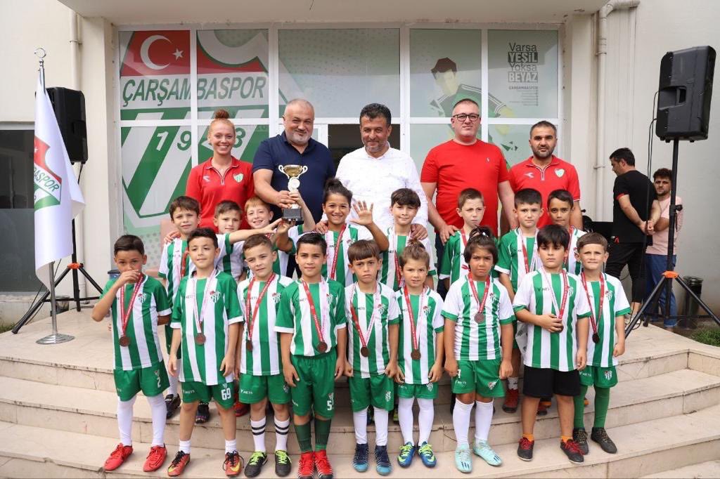 halitdoganbsk's tweet photo. Futbolun kalbi Çarşambalı miniklerimiz ile atıyor..⚽🥅

📌Çarşambaspor Futbol Akademisi U9  takımımız, katıldıkları ilk turnuvada Samsun'da düzenlenen mini minikler turnuvasında son 3 takım arasına kalarak kupanın sahibi oldular..

📌U10 takımımız Samsun'da düzenlenen minikler turnuvasında son 4'e kalarak son maçında Samsunpor'u eleyerek Samsun 3'üncüsü oldular.

Çarşambaspor Kulüp Başkanımız Sn. Özkan Yıldırım, çocuklarımızın aileleri, sporcu miniklerimiz ve antrenörlerimiz ile bir araya geldik.

Kupa bizim çocuklara çok yakıştı..🏆⚽🥅