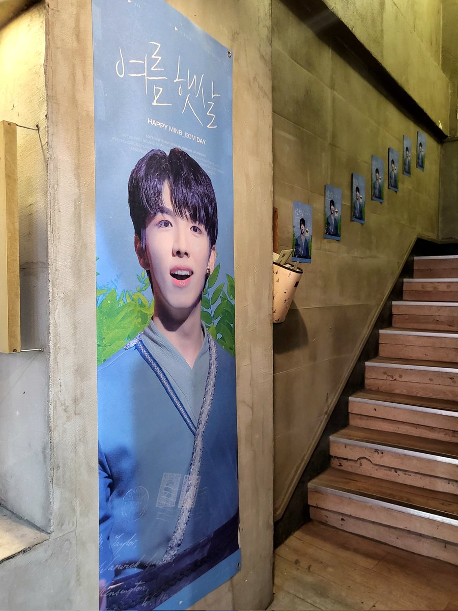 sunshine_minb_'s tweet photo. 카페 DP 완료되었습니다!
내일 만나요〰️🍀

#생일이라서_기분이_너무너무_좋네요
#어지러운_햇살_반짝이는_민범_생일
#김민범_우리의_여름햇살 https://t.co/8FFrRbFeRa