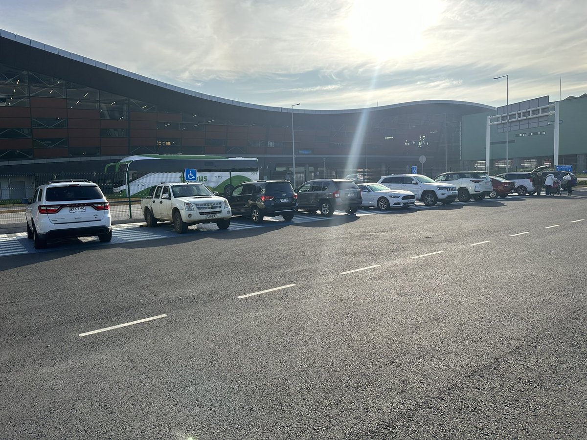 Kevin_Lindsay's tweet photo. @NuevoPudahuel @Carabdechile @senadis_gob Que pasa con la fizcalizacion en los estacionamientos del aeropuerto. Todos estos autos estacionados lugares para disclacidad sin una credencial. https://t.co/fq6rRnGaNI