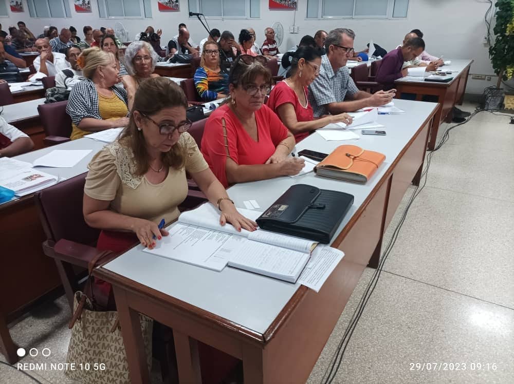 finanzasprecios's tweet photo. Inicia la #AMPP en Santa Clara, #VillaClara, presidido por autoridades del gobierno de la provincia y municipales, para debatir con los delegados la propuesta presentada del anteproyecto para el #Presupuesto2024.
Participa en la asamblea la VM @CMaritzaCruz de #FinanzasyPrecios🇨🇺 https://t.co/6mL9zd8pBx