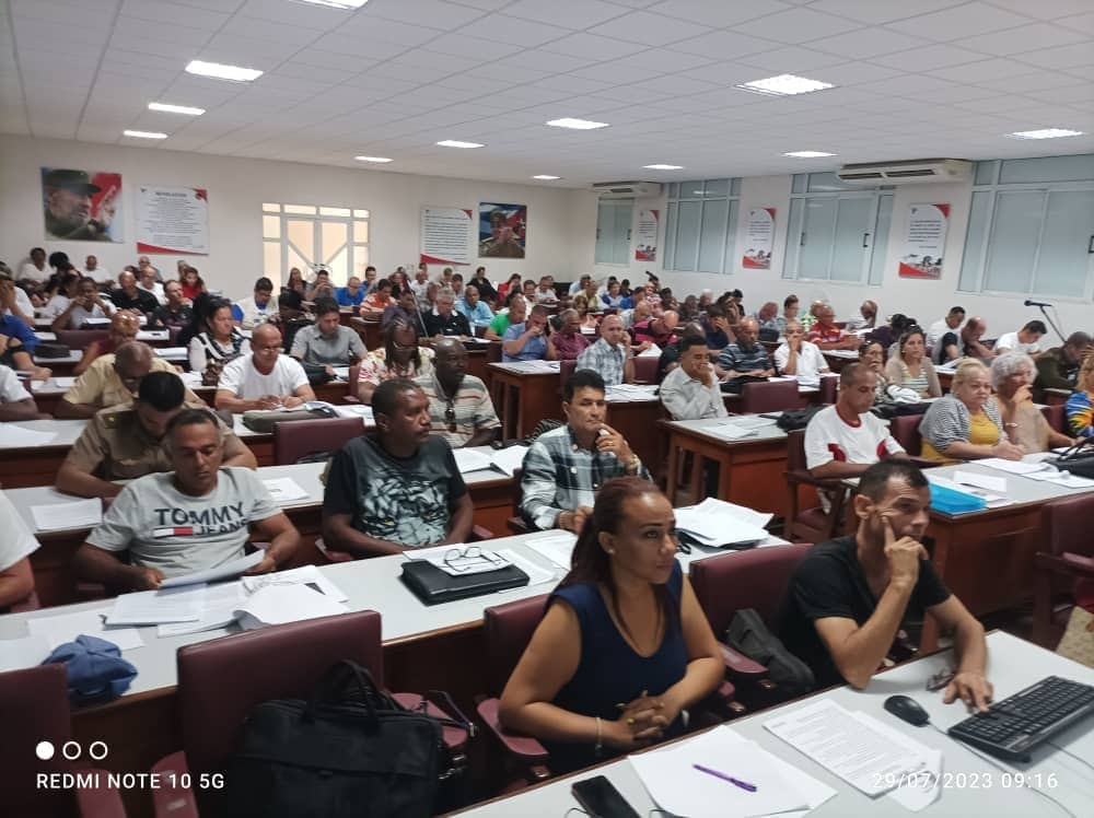 finanzasprecios's tweet photo. Inicia la #AMPP en Santa Clara, #VillaClara, presidido por autoridades del gobierno de la provincia y municipales, para debatir con los delegados la propuesta presentada del anteproyecto para el #Presupuesto2024.
Participa en la asamblea la VM @CMaritzaCruz de #FinanzasyPrecios🇨🇺 https://t.co/6mL9zd8pBx