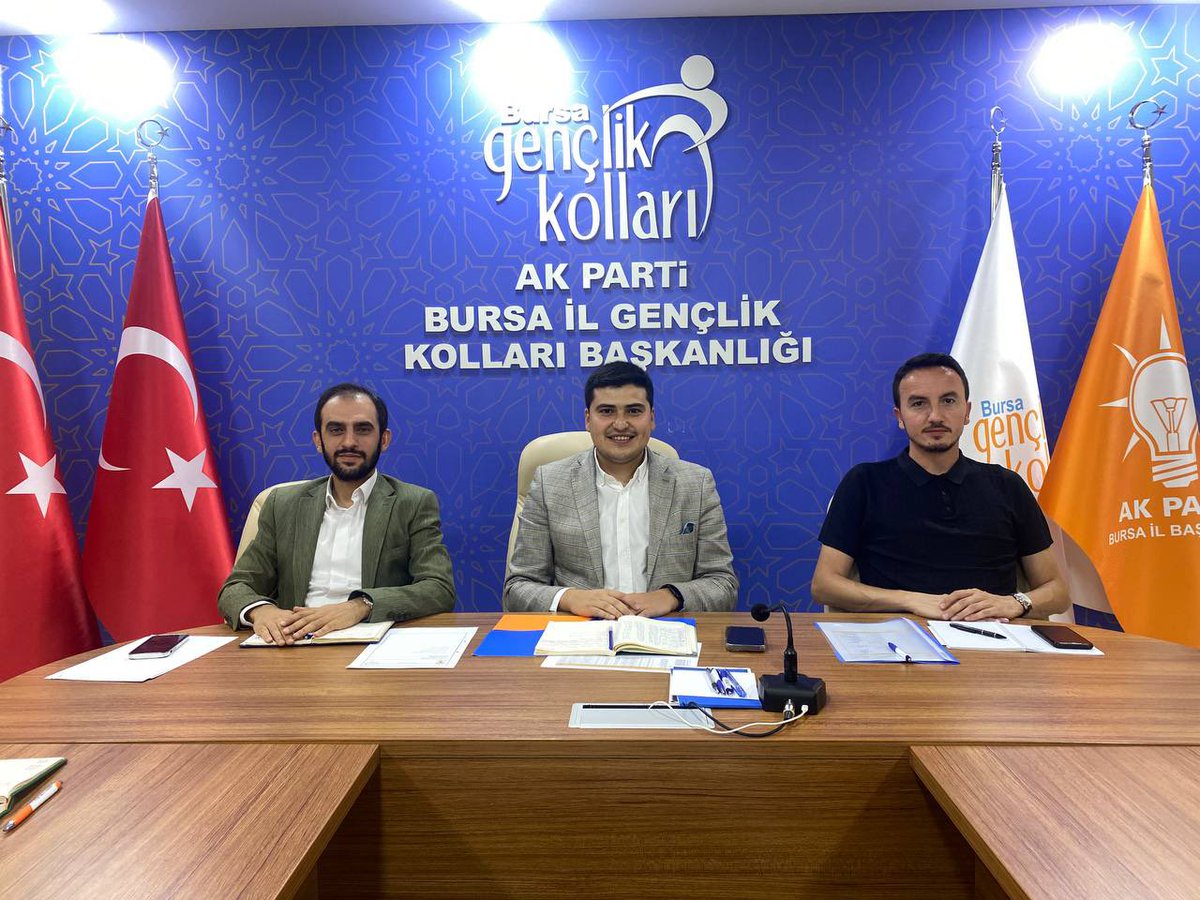akgencbursa16's tweet photo. Bölge Koordinatörümüz Ali Bayram Doğan’ın katılımlarıyla İl Gençlik Kolları Başkanımız Ömer Faruk Temiztürk Başkanlığında İlçe Başkanları toplantımızı gerçekleştirdik. https://t.co/4rhyGDitYe