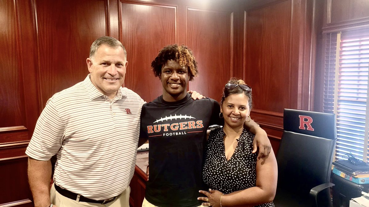 Huge thanks to the whole <a href="/RFootball/">Rutgers Football 🪓</a> Staff for the amazing hospitality and showing me what it means to be a Scarlet Knight. Special thanks to <a href="/GregSchiano/">Greg Schiano</a> <a href="/CoachShaw__/">Damiere Shaw</a> <a href="/Coach_MJBunch/">Madison Bunch</a> for the great coaching points!