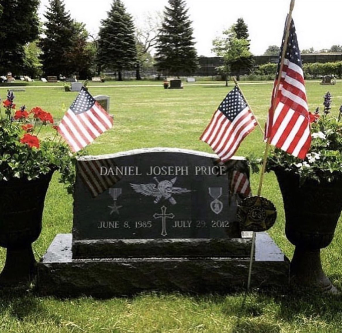 op_hawkeye's tweet photo. 7.29.2012 ~ Gunnery Sgt. Daniel Price ๐บ๐ธ
#OpHawkeyeRemembers #DanielPrice #DannyPrice #1stReconBn #1MSOB #MARSOC #MarineRaider #SilverStar #BronzeStar #PurpleHeart #SpiritusInvictus
๐ https://t.co/CgFoPdPKxP
๐ https://t.co/mf1coHuY4k
๐ https://t.co/oJ8WX4eFr0
(1/3) https://t.co/womAAhPgkO