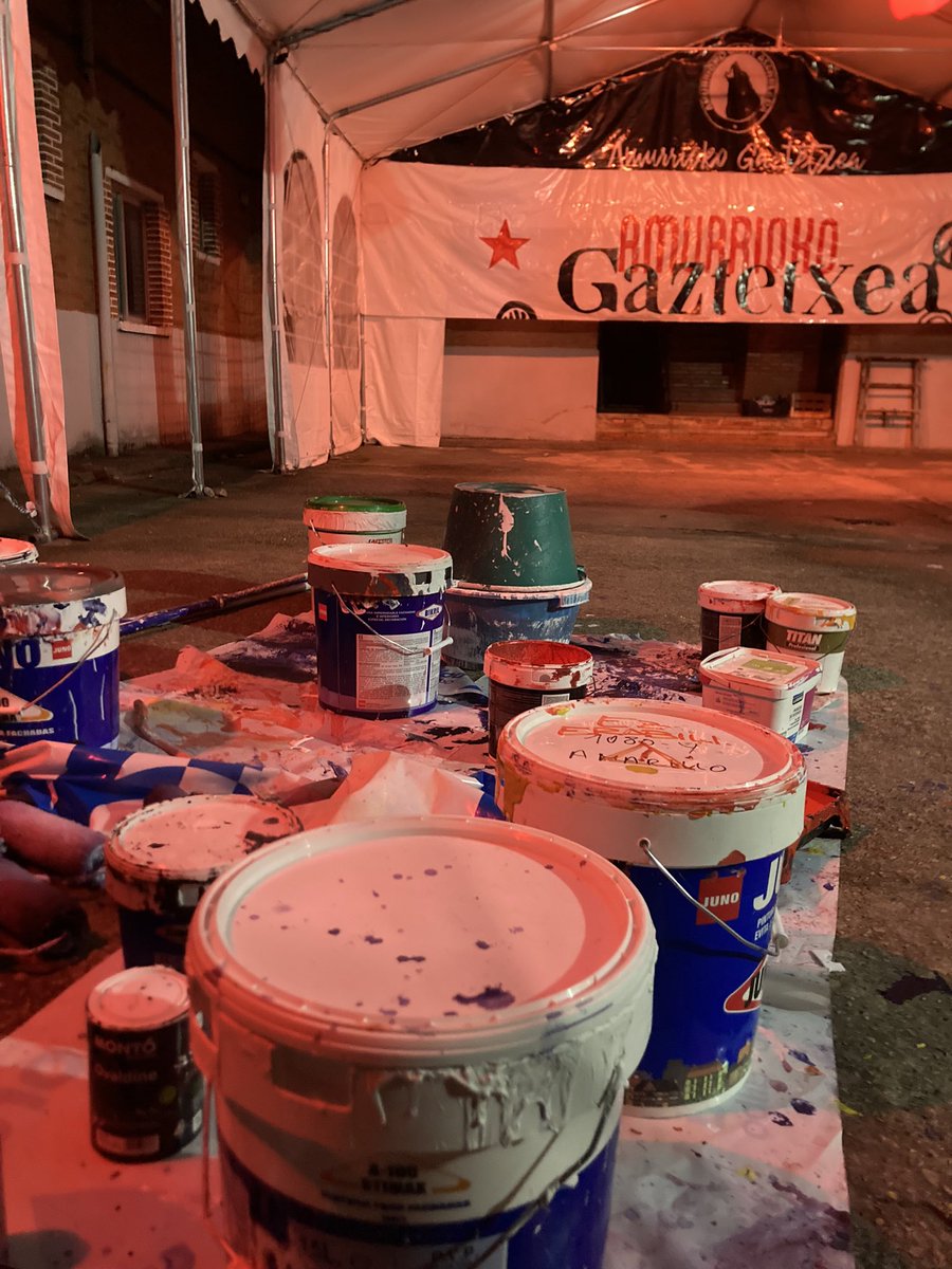 🎨Gaztetxearen fatxada margotzen hasi gara!!

💥Autogestioaz eta antolakuntzaz dena posible delako!! 

😈Izan gazte, izan gaizto!

⚡️Gora Amurrioko Gazte Asanblada
