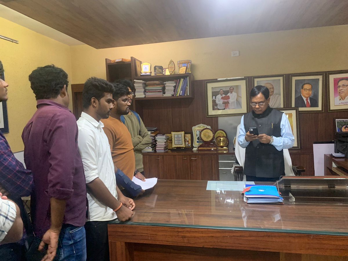 ShivaReddy008's tweet photo. @KTRBRS @TelanganaCMO @SabithaindraTRS @NavinMittal @Kalagafdavrao @DrTamilisaiGuv @Krishank_BRS @BRSparty @TelanganaCS   @jayesh_ranjan @examupdt @JNTUH_R18 @JNTUHTSJAC @ABVPTelangana @TSNSUI

#SaveJNTUHStudents #JntuhSubjectExemption #AskKTR #TelanganaRains #HyderabadRains https://t.co/U78jeA8C4K