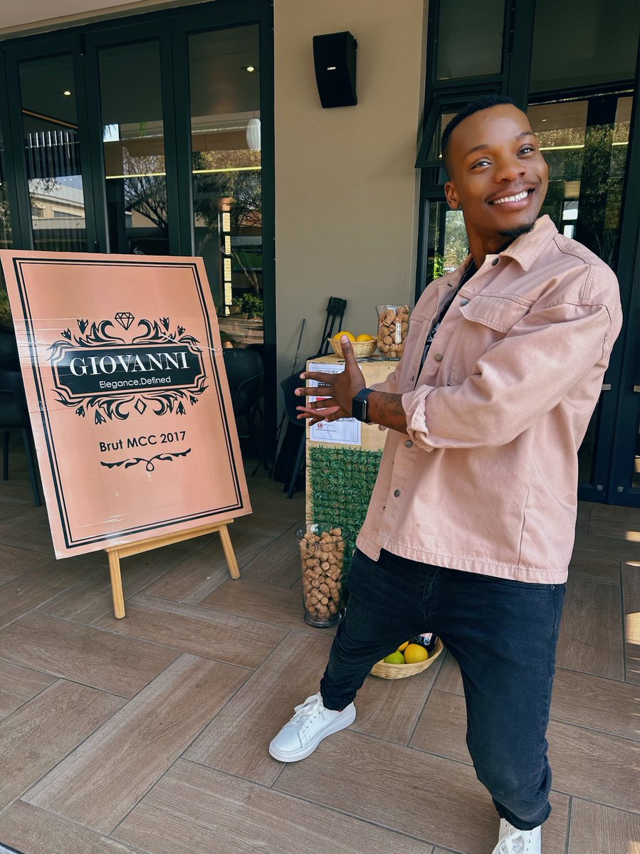 JasonM_Giovanni's tweet photo. Mini pop up for @GIOVANNIE_SA  🍾🍾🍾🍾🥂 at Copperleaf Estate.
Make sure you Oder your favourite MCC from the menu. https://t.co/2OposEBxMY