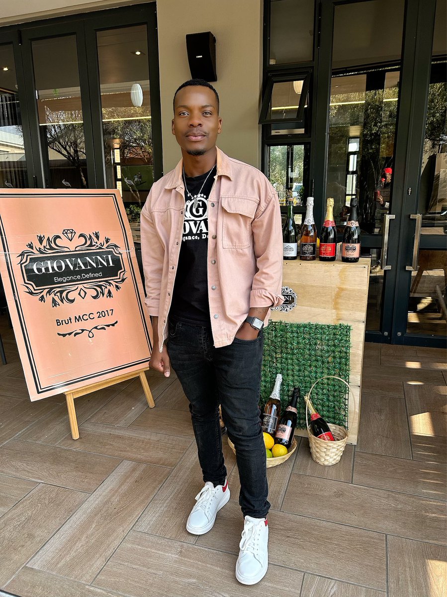 JasonM_Giovanni's tweet photo. Mini pop up for @GIOVANNIE_SA  🍾🍾🍾🍾🥂 at Copperleaf Estate.
Make sure you Oder your favourite MCC from the menu. https://t.co/2OposEBxMY