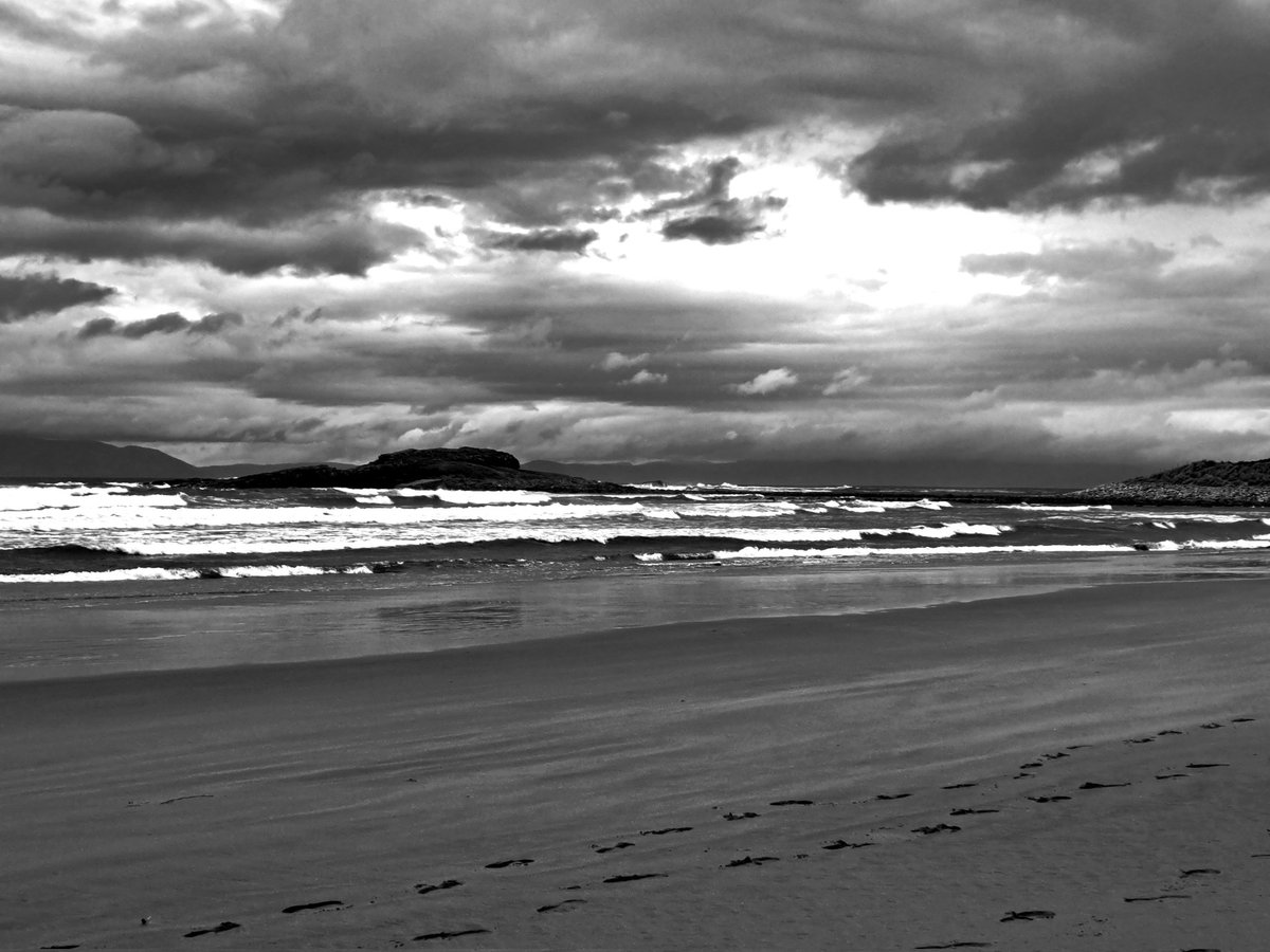 V_35_bw_'s tweet photo. I'm thinking you need me to let you be now, July's end 2023 #AnEnd #ocean #sadness #DifficultEnding https://t.co/47B26bm0WR