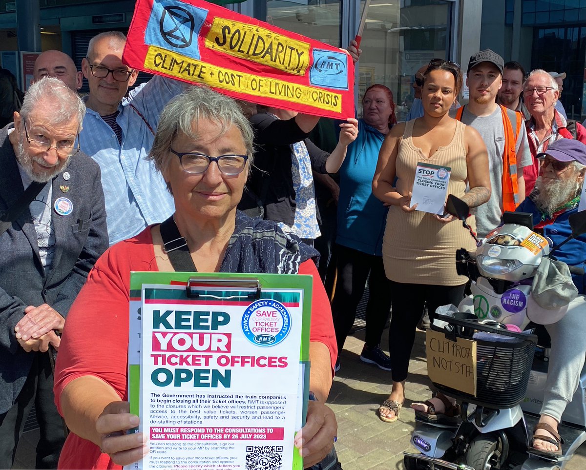 Campaigners against ticket office closures demo at Warrior Sq, Bexhill & Hastings stations. Highlighting difficulties faced by elderly/disabled passengers on trains without staff support, delaying for 12 mins
@rmtunion
@xrhsl
#staffourstations #saveticketoffices