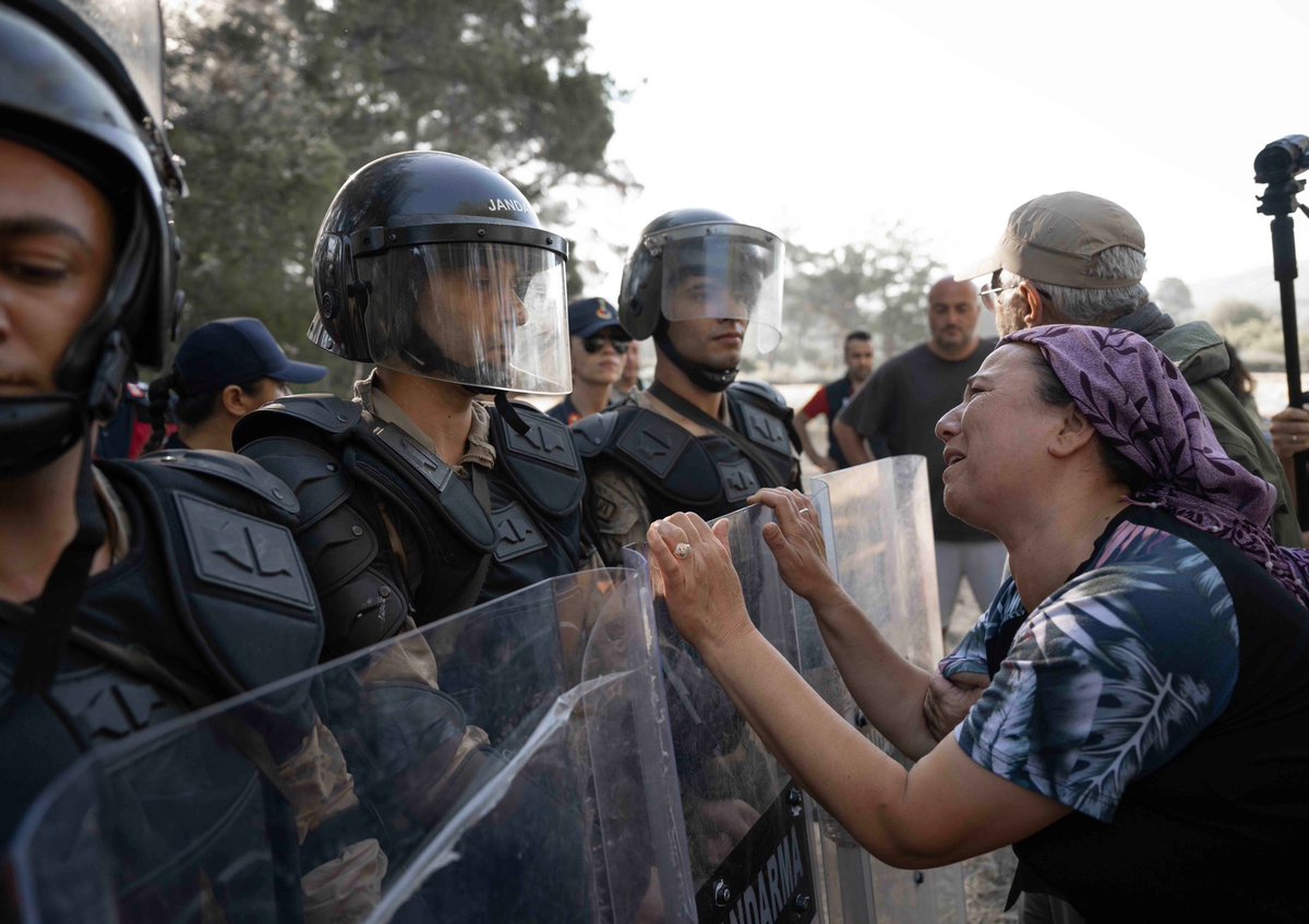 Kilicbil's tweet photo. Protestors resist as Turkish police use water cannons and tear gas during clashes in Ikizkoy, in the Milas district of the Province of Mugla, on July 29, 2023. Local residents and environmental activists demonstrate 
Kilic/@AFPphoto #Akbelen #AkbelenDirenişi #ikizköy https://t.co/qe0eI0zzEz