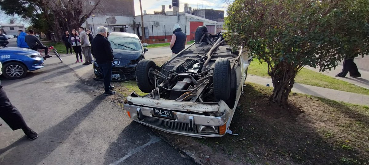 radio2rosario's tweet photo. #URGENTE
Barrio Las Delicias
Cazadores y Corralito, chocaron dos vehículos 
En Vivo @Carolocelso https://t.co/yBwN2mlIhN
