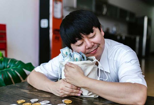 SPSPnews's tweet photo. Having money may be good for happiness. But wanting it might not be. https://t.co/R8Y0IG7dAG #SPSPblog https://t.co/PEukX1gQOO