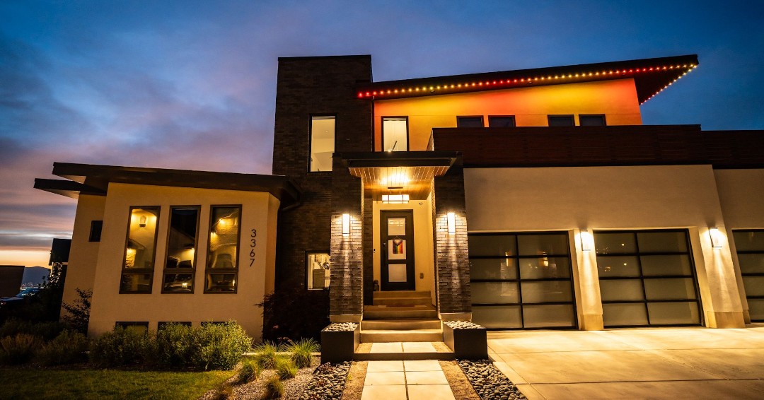 JF_Lighting's tweet image. 💫Be the marvel of your neighborhood! With thousands of colors and effects and the ability to create your own patterns, you can have complete creative freedom to bring personality to your home! #CreateWonder #CreateColor #CreateMagic ✨