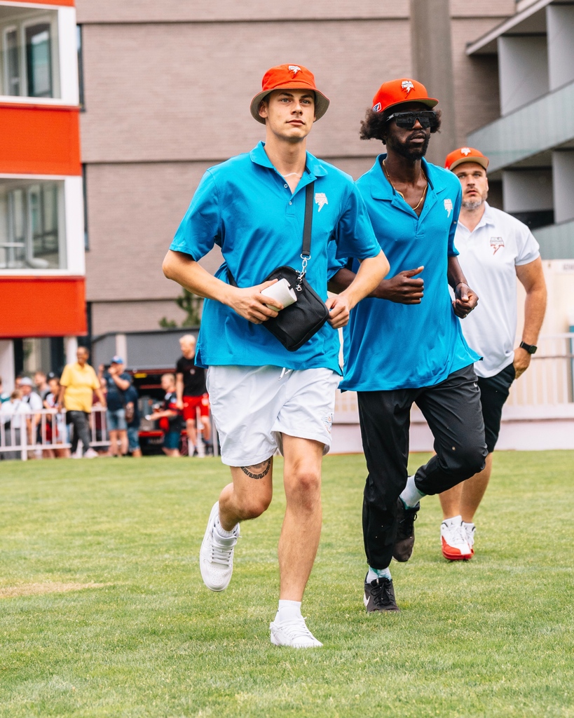 We wanna say THANK YOU to our reliable medical team ❤️ 📸 Eric Mühle⁠ / David Böll ⁠ #feelthethunder #ELF23 #ranelf #berlin #berlinthunder #europeanleagueoffootball