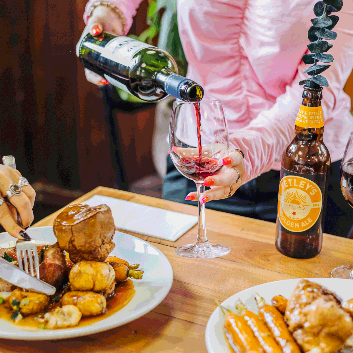 Searching for a proper Sunday dinner? Look no further! 👀

🍽 All our roasts come with a huge Yorkshire pudding, roasted herbed potatoes, seasonal veg, and a stuffing ball – as well as a jug of homemade gravy 🤤

🔗 Book your table now – ow.ly/GZaG50PiZy8