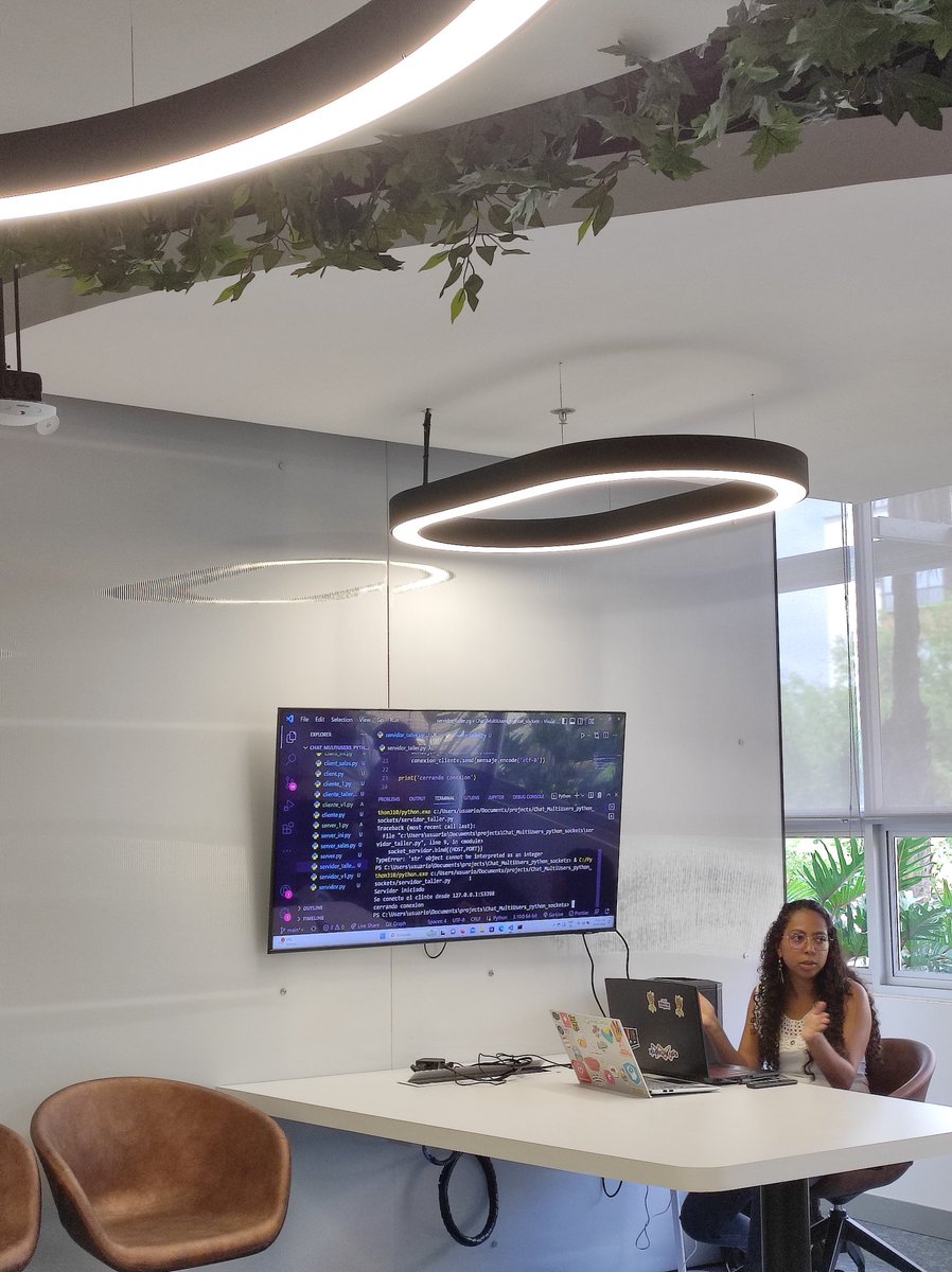 Estamos creando nuestro propio chat con #Python 👩🏽‍💻 <a href="/carcablop/">Carolina</a>