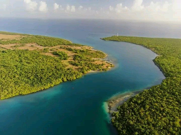 JuannCarlosGG's tweet photo. ⛵🇨🇺 #BojeoACuba en la Bahía de Vita, provincia de #Holguín: "Quedamos maravillados ante tanta belleza y condiciones ambientales adecuadas". 
✍️ 📷 Naturaleza Secreta de #Cuba https://t.co/rgXhtvE9O0