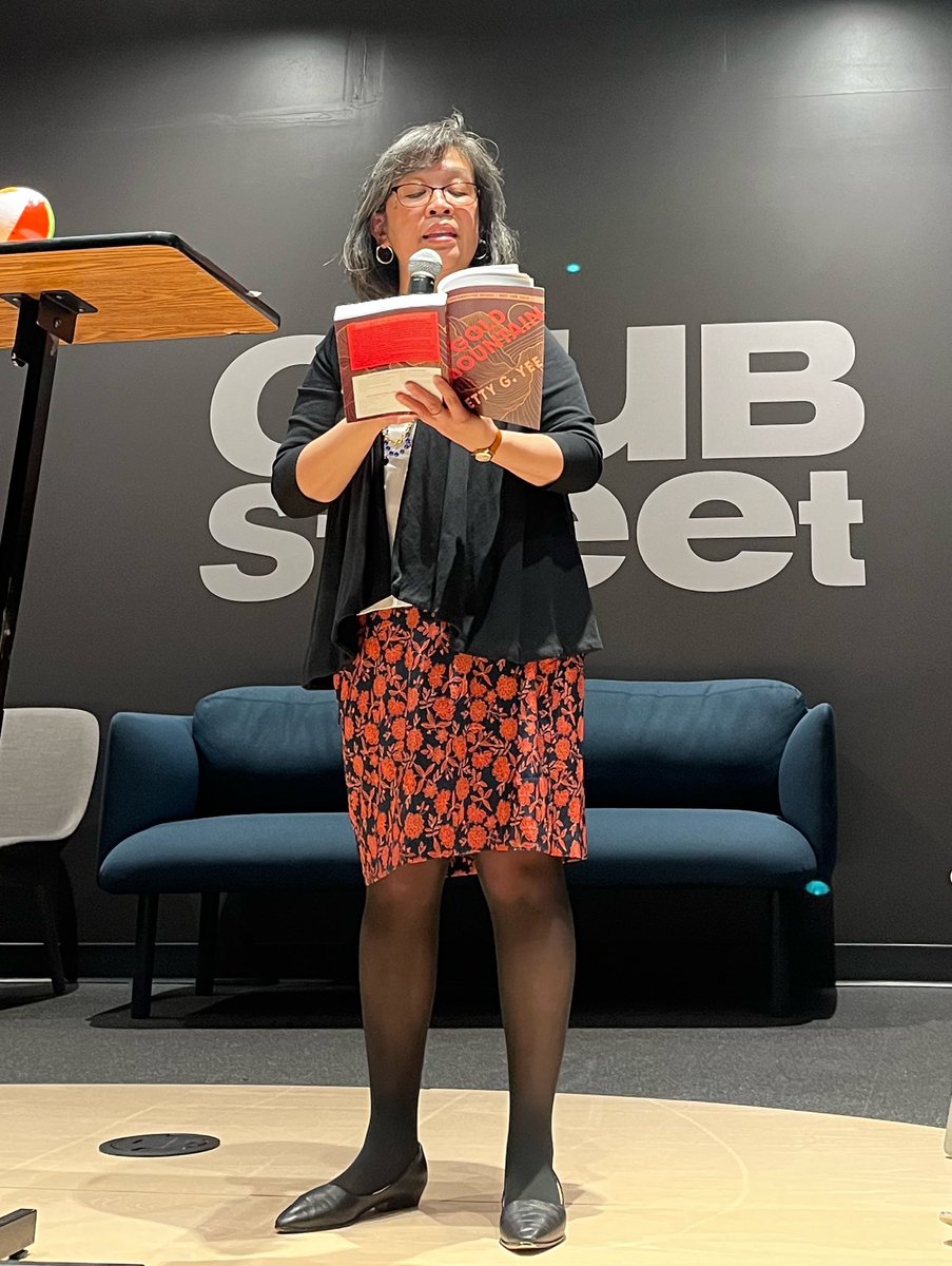 I had a great time at ⁦the Beach Party reading last night. So nice to hear ⁦@EngageReaders⁩ ⁦@FedericoErebia⁩ and ⁦@juliecardalt⁩ reading! Thank you ⁦@GrubWriters⁩ ⁦@_preetysidhu⁩ ⁦@PorterSqBoston⁩ for hosting