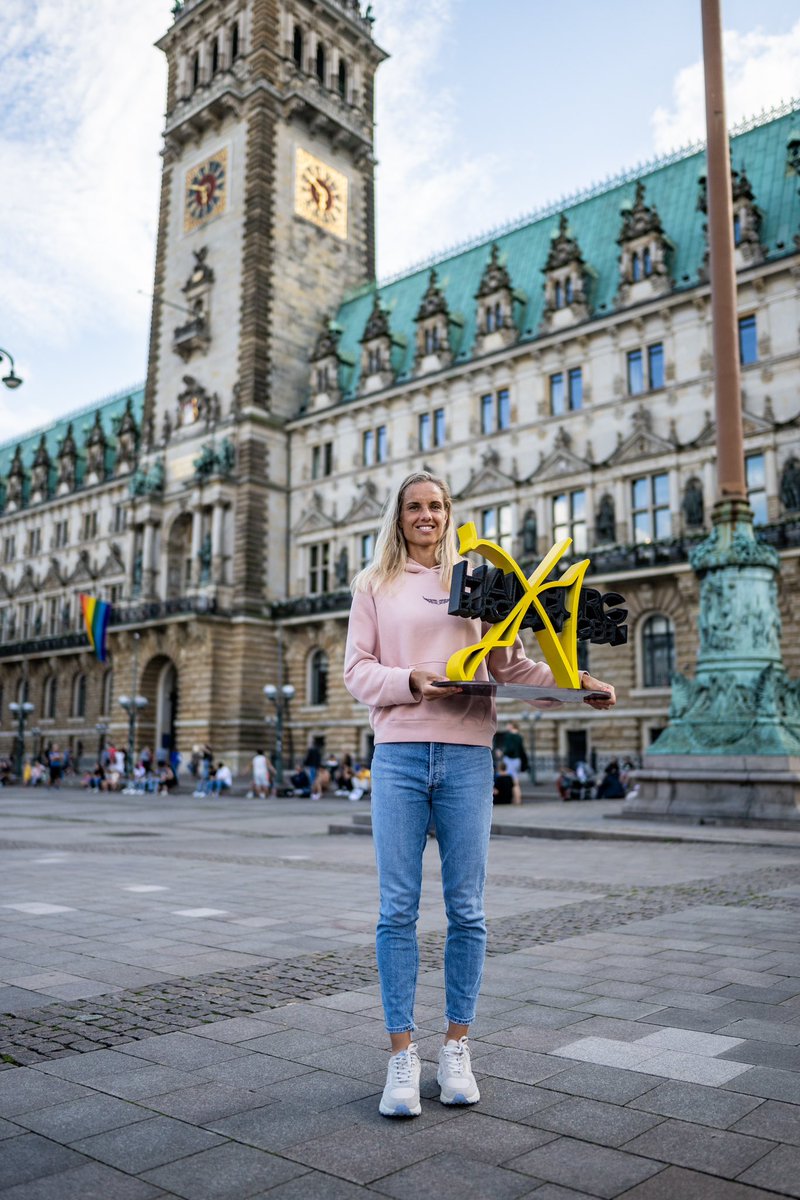 Looking good with the trophy 💛

📸: <a href="/scalpictures/">Alexander Scheuber</a> 
<a href="/WTA/">wta</a> | #hamburgopen