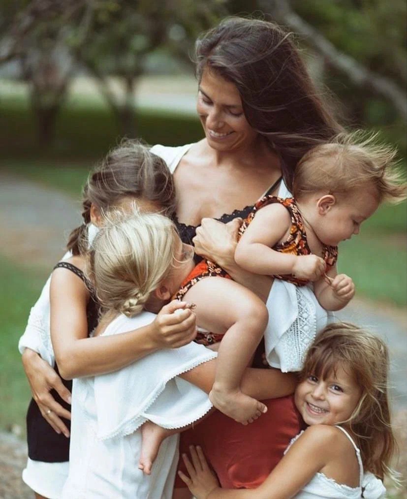 EniorJimenez's tweet photo. – Oye, ¿y tú en qué trabajas?
– Soy ama de casa.
– Oh que bueno, pero, ¿a qué te dedicas?
– A mi familia.
– Entiendo, pero, ¿cuál es tu profesión?
– Soy madre.
– Sí, sí, sí, pero, quiero decir, ¿cómo ganas dinero?
– Criando hijos honorables.
– ¿Qué quieres decir con eso?
– Invierto mis mejores años en ellos ahora que son niños y están en necesidad, para que cuando ellos sean adultos productivos y responsables puedan cuidar de mí a medida que me vuelva débil y esté en necesidad.
– ¿No es vergonzoso depender de otros?
– No cuando es tu propia carne la que engendraste y criaste con tu trabajo. Mis hijos, no el gobierno, ni el bienestar social, ni corporaciones ni la lastima de los demás, sino mis propios hijos, ellos son mi seguridad. ¿Y tu seguridad, cuál es?
– .....

===

"Corrige a tu hijo y vivirás tranquilo y satisfecho" (Pr. 29:17).